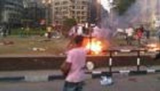 بالفيديو.. مصري يشعل النار في نفسه بميدان التحرير