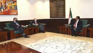 جانب من لقاء رئيس الوزراء السوداني بالمبعوث الأمريكي