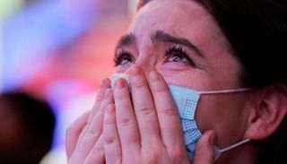 أمريكية ترتدي الكمامة للوقاية من فيروس كورونا المستجد