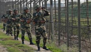 جنود هنود يراقبون الحدود مع باكستان