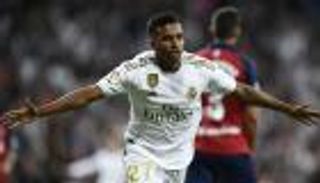 بالأهرامات واللغة العربية.. نجم ريال مدريد يحتفل باللعب في مصر
