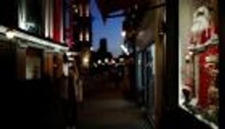 شوارع باريس "مهجورة".. عزل عام يغلق المتاجر الكبرى قبل عيد الميلاد