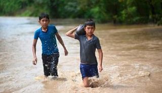 العاصفة إيوتا تسببت في فيضانات وانهيارات طينية أودت بحياة العشرات