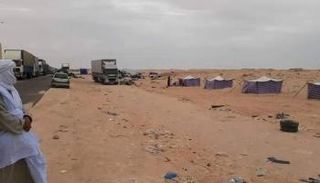 شاحنات مغربية متوقفة جراء غلق معبر الكركرات - أرشيفية