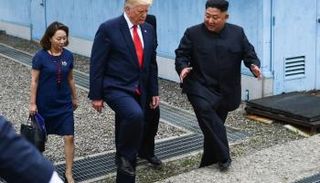 ترامب وكيم في لقاء سابق 