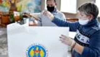 سيدة المعارضة تقترب من هزيمة رجل بوتين القوي بأفقر بلد أوروبي