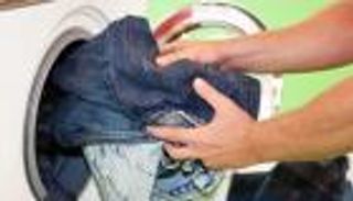 الطريقة الصحيحة لغسل الجينز.. 5 نصائح