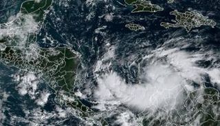 العاصفة إيوتا تتحول إلى إعصار