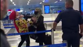 لكمات متبادلة بين السيدتين