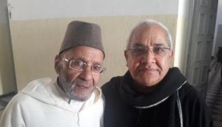 الشيخ أحمد سهوم على يسار الصورة