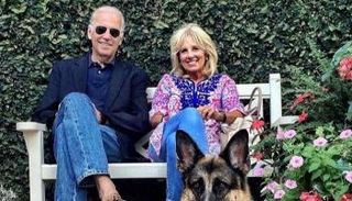 بايدن وزوجته وأمامهما كلبهما