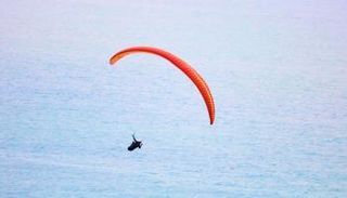 مُسن أسترالي ينجو من حادث قفز بالمظلة