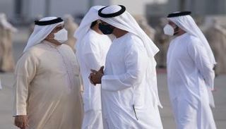 الشيخ محمد بن زايد آل نهيان أثناء استقبال الملك حمد بن عيسى آل خليفة