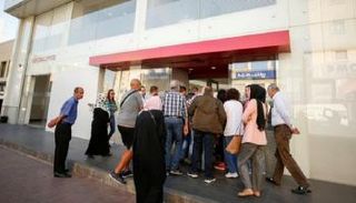 مواطنون يبحثون عن العملة في لبنان - أرشيفية