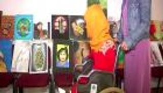 صور.. يمنية ترسم العالم بيد واحدة.. شعلة حماس تتحدى الإعاقة