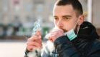 عمدة إيطالي يمنع إنزال الكمامة للتدخين حتى في الهواء الطلق