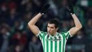 ريال بيتيس يقطع الطريق على ليفربول أمام عيسى ماندي