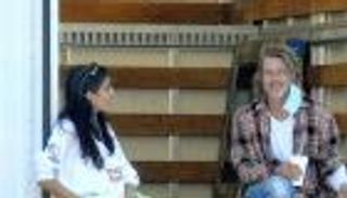 صور.. براد بيت يوزع شاحنة طعام على فقراء لوس أنجلوس