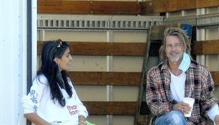 براد بيت بعد إفراغه الشاحنة