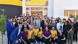 الملك محمد السادس بصحبة مستفيدين من برنامج مبادرة التنمية البشرية