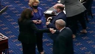 كامالا وجراهام يتبادلان التحية 