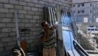 بالصور.. شاب يمني يحول خردوات الحرب إلى أدوات سلام