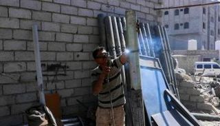 الشاب اليمني خالد يتعامل مع إحدى القطع