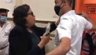 سيدة المحكمة أثناء تعديها على الضابط