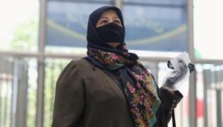 امرأة ترتدي كمامة للوقاية من فيروس كورونا في إيران