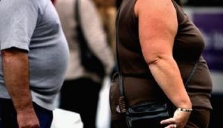 أشخاص يعانون السمنة - ديلي ميل