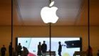 أبل توفر حماية للعملاء من التجسس.. وفيسبوك أكبر المتضررين