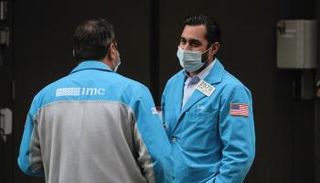 سماسرة يتحدثون خارج بورصة نيويورك- رويترز 