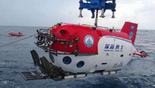 الغواصة الصينية لحظة إسقاطها في الماء لبدء المهمة