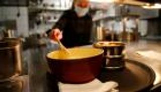 الـ"فوندو" السويسري.. هل يسهم في انتشار كورونا؟ 