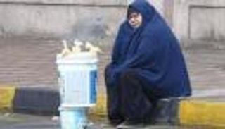 قصة "سيدة المطر".. الحكومة المصرية تتحرك وياسمين صبري توجه نداء