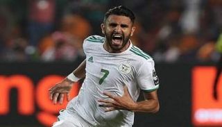 رياض محرز لاعب منتخب الجزائر