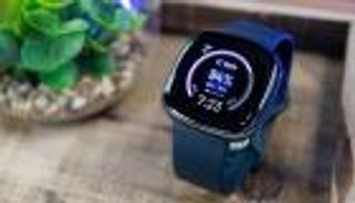 أول ساعة ذكية تدعم مساعد جوجل الصوتي