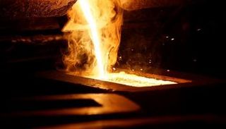 سكب الذهب السائل لتشكيل السبائك في منجم نيفادا بأمريكا- رويترز