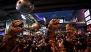 بالصور.."الطلاب السيئون" يتظاهرون بتايلاند ضد "الديناصورات"