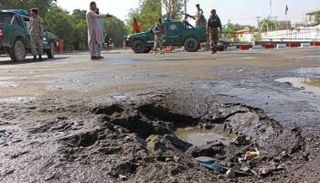 آثار انفجار عبوة ناسفة في وقت سابق بأفغانستان - أ.ف.ب