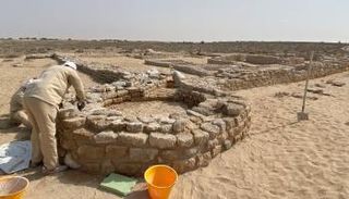 ترميم الحصن الدفاعي بموقع الدور الأثري