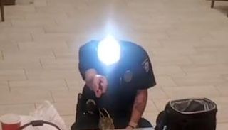 الشرطي أثناء المزاح مع زملائه