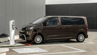 سيارة تويوتا Proace Verso Electric الكهربائية