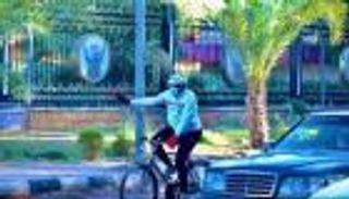 بالصور.. مسؤول سوداني يصل إلى قصر الرئاسة بدراجة هوائية