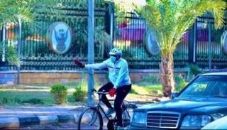 التعايشي راكبا الدراجة الهوائية