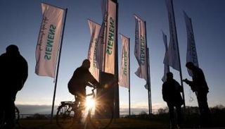 أعلام تحمل شعار 