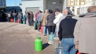 طابور أمام محطة للتزود بالغاز