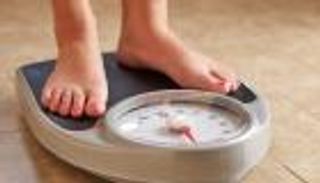 العمل من المنزل ليس دائما جيدا.. يهدد بزيادة الوزن