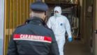 "مفاجأة" تُحبط محاولة إيطالية الانتحار وقتل طفليها