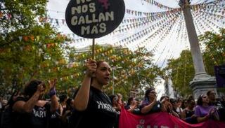 مشاركات بمسيرة رافضة للعنف ضد النساء في اليوم العالمي للمرأة